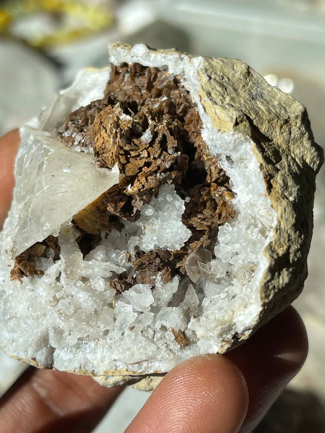 Barite geode featuring a optical calcite crystal