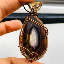 Load image into Gallery viewer, “Yoni” Agate Pendant