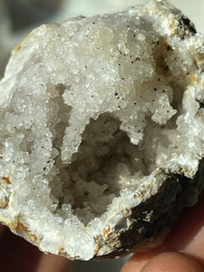 Quartz geode with brown calcite spexks